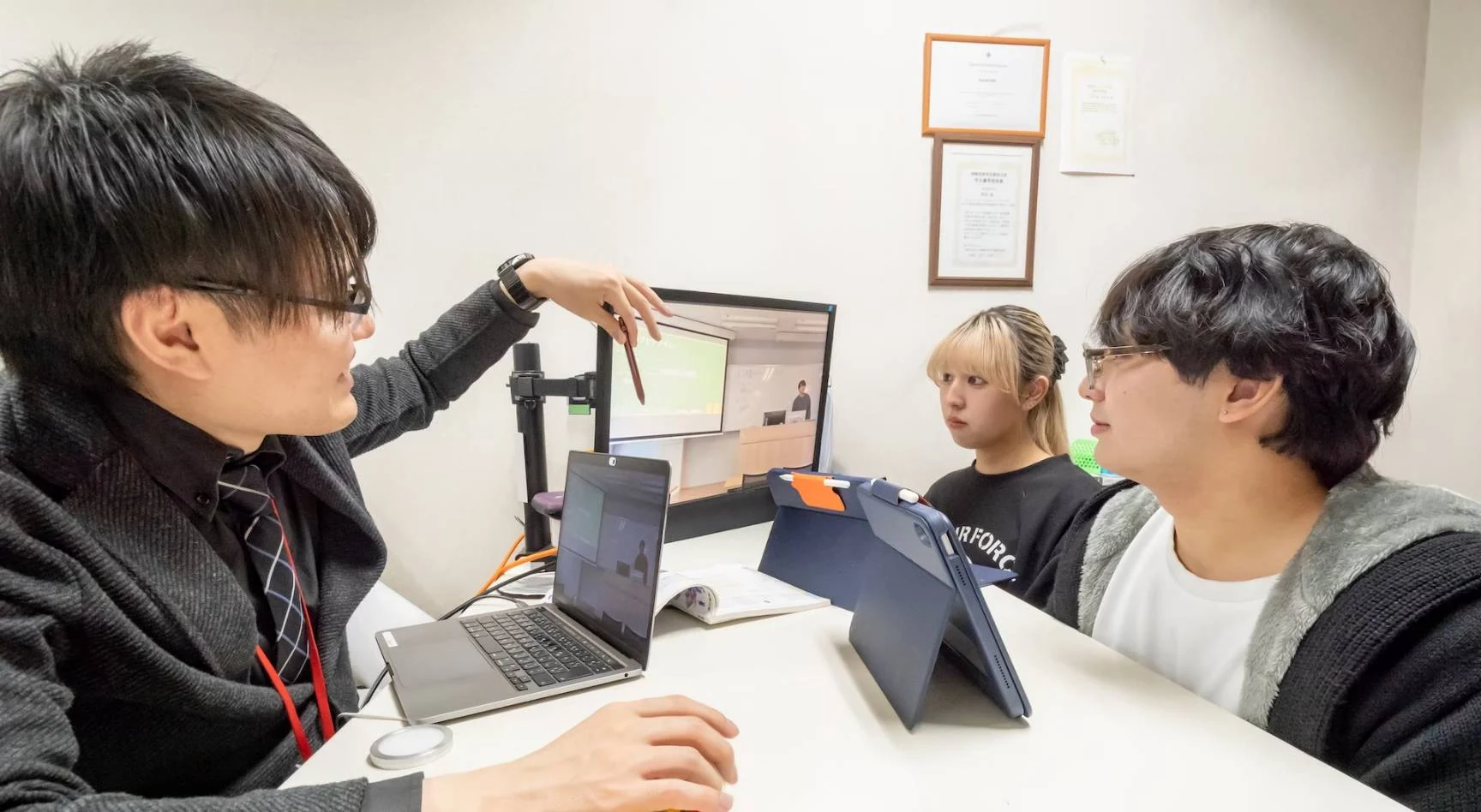 高校で情報の学びについて説明している教職課程支援の様子